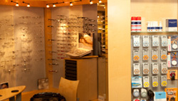 Optikergeschäft mit Brillengestellen, Kontaktlinsen und Pflegemitteln im Verkaufsraum.